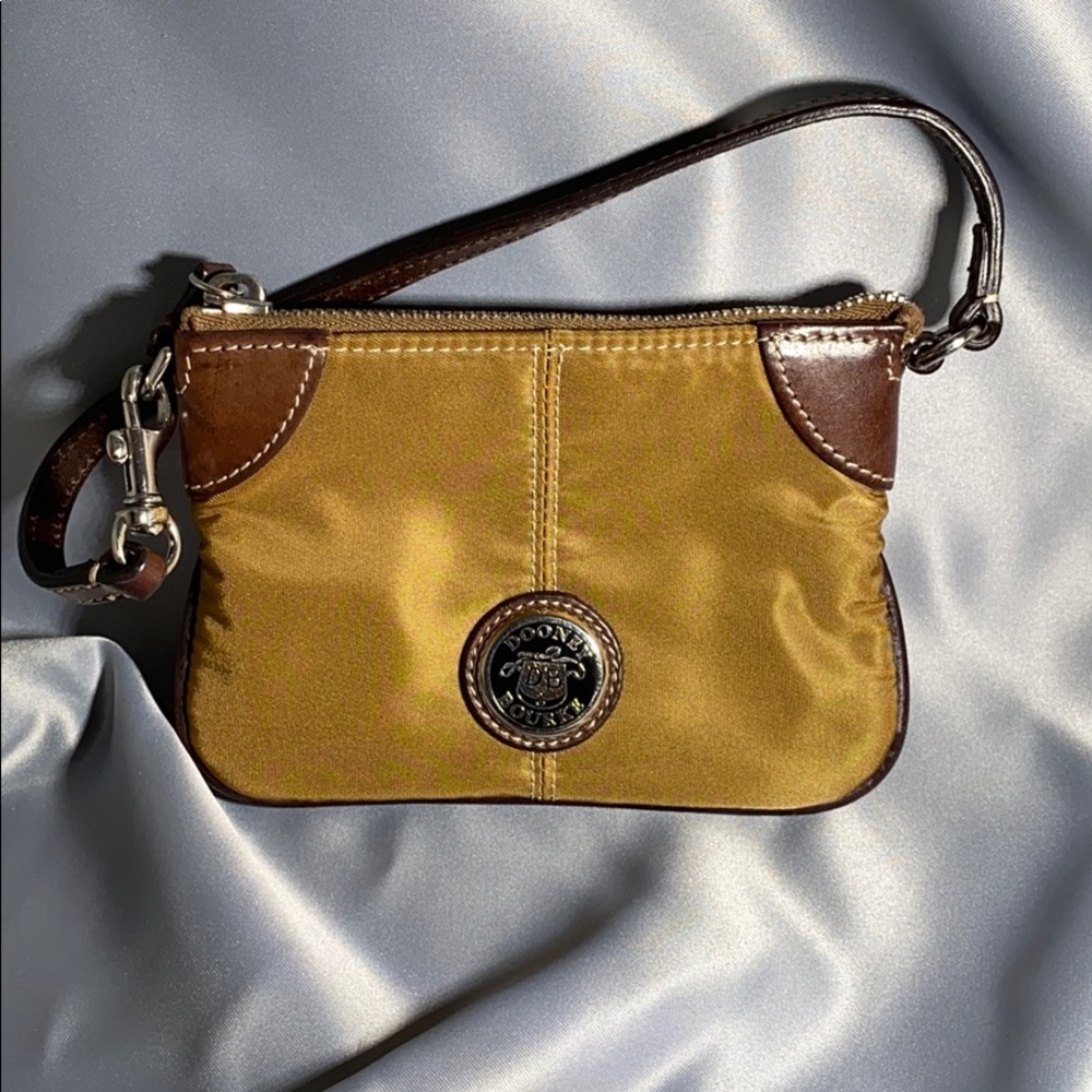 (1189) Perfect condition Dooney & Bourke wristlet